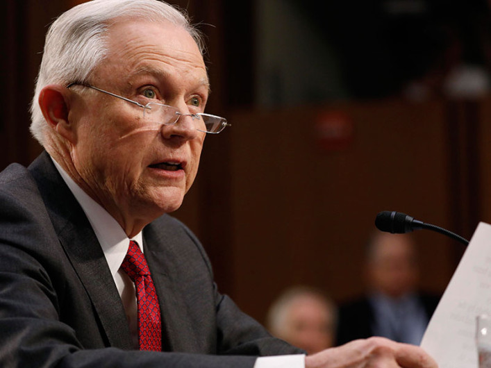 Sessions niega haber tenido juntas privadas con rusos 