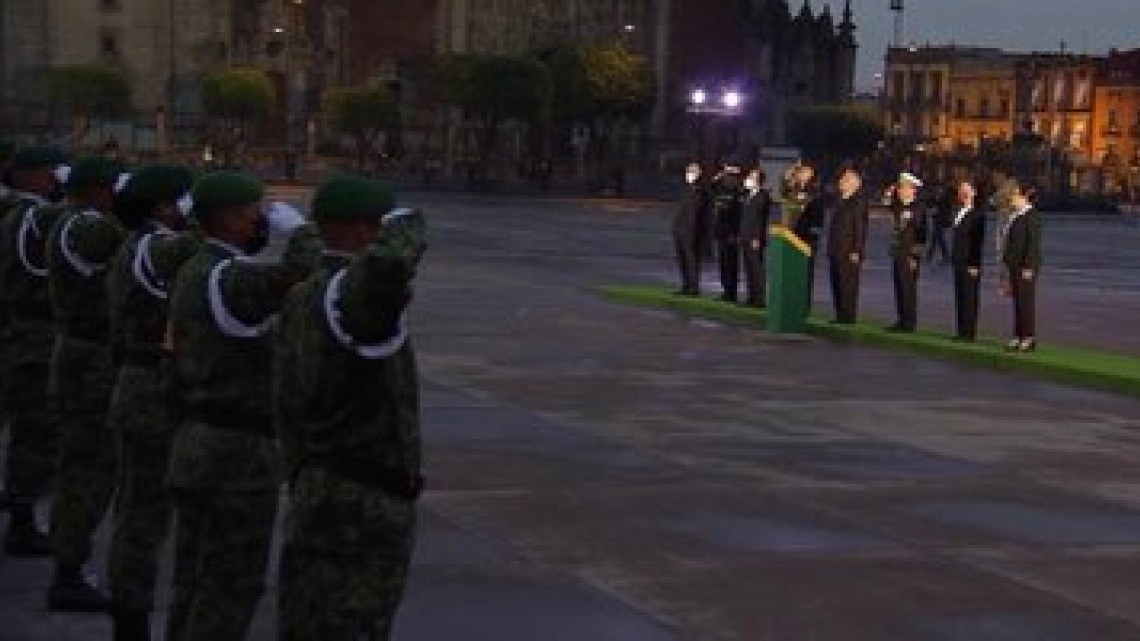 López Obrador iza bandera a media asta por víctimas de sismos