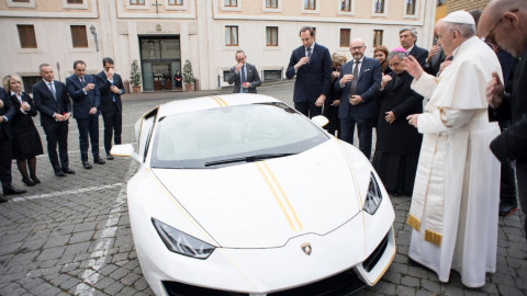 El Papa Francisco recibe un Lamborghini