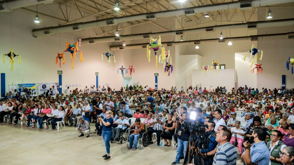 Más de 300 mil abuelitos beneficiados con feria de la salud