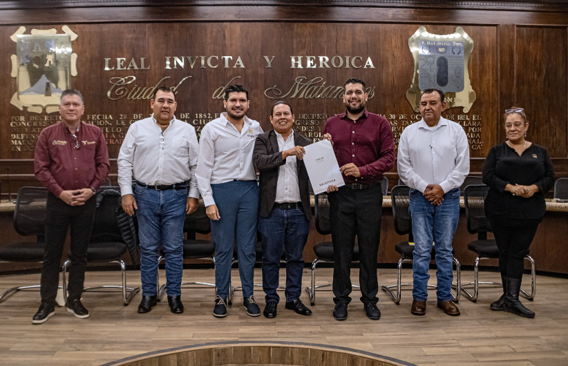 Gobierno de Matamoros e INSUS entregan escrituras a 36 familias