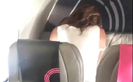 No aguantan y se demuestra su amor en pleno vuelo