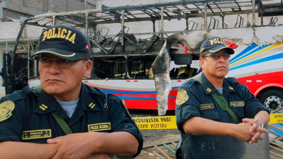Autobús se incendia y deja 17 muertos en Lima, Perú