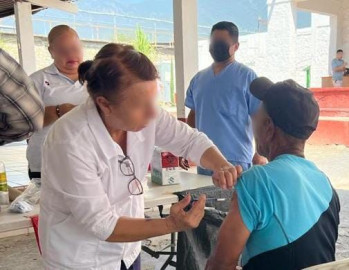 Aplican refuerzo de vacuna contra COVID-19 en CEDES Victoria