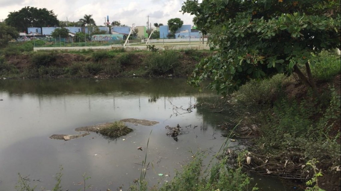 Piden desasolve de vaso captador de aguas negras