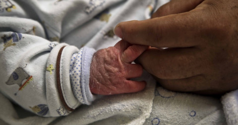 Bebé pierde la vida por sobredosis de opioides en EU