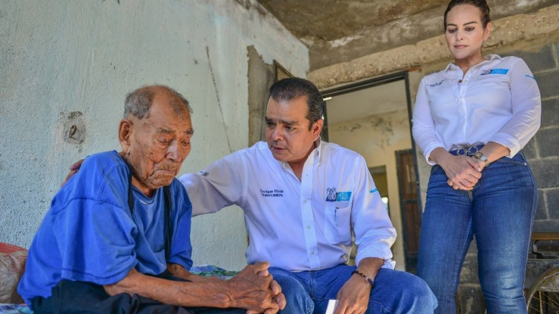 Visita Enrique Rivas a pacientes de 'Médico en tu puerta' 