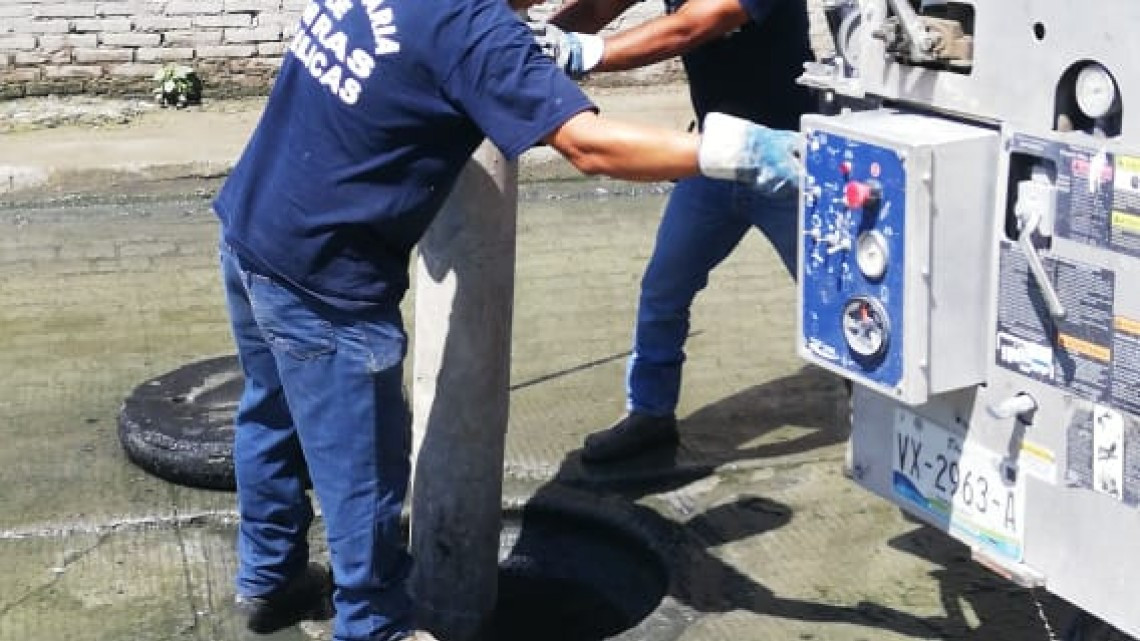 Cuadrillas municipales apoyan desazolve del drenaje sanitario