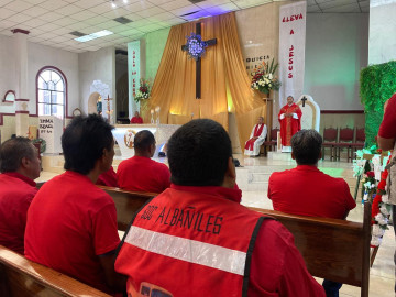 Celebran con misa Día del Albañil (Santa Cruz)