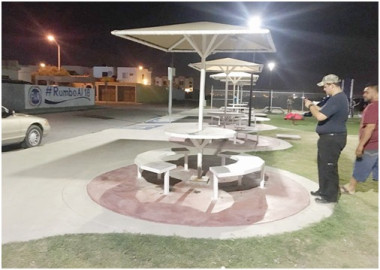 Niña sufre descarga eléctrica en plaza