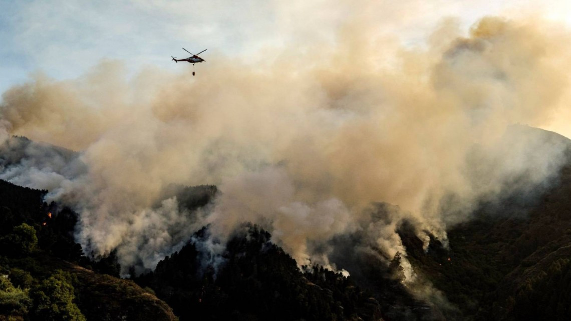 Evacuan 8.000 personas en el fuego "sin control" de Gran Canaria 