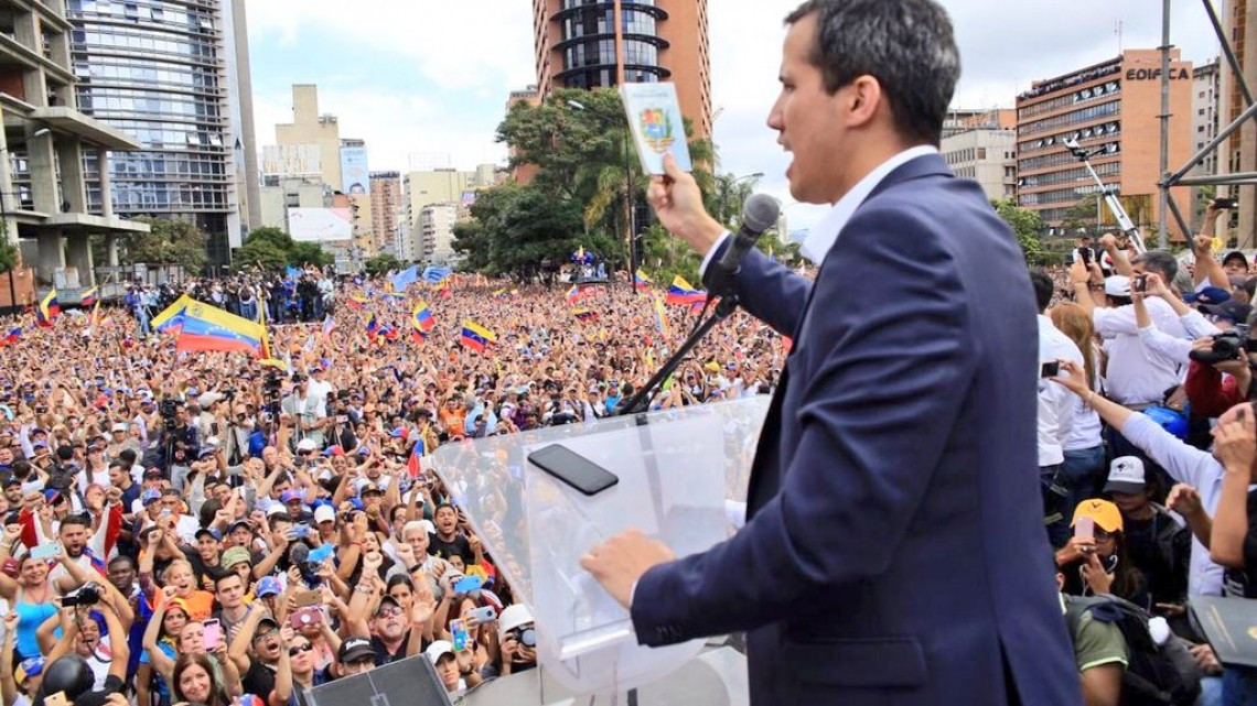 Juan Guaidó jura asumir como presidente encargado de Venezuela