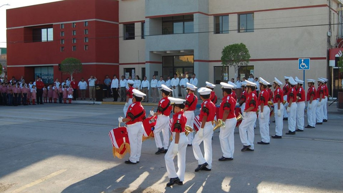 Realizan honores a la bandera