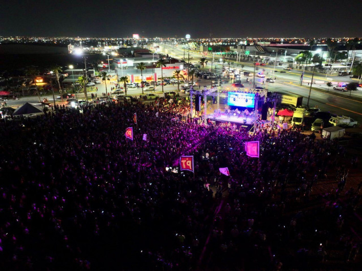 Disfrutan miles de madrecitas junto a Carmen Lilia Canturosas concierto en su honor 