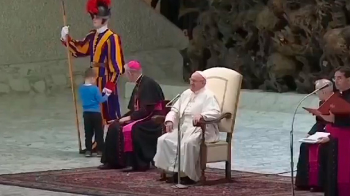 Niño autista conquista al Papa tras interrumpir audiencia