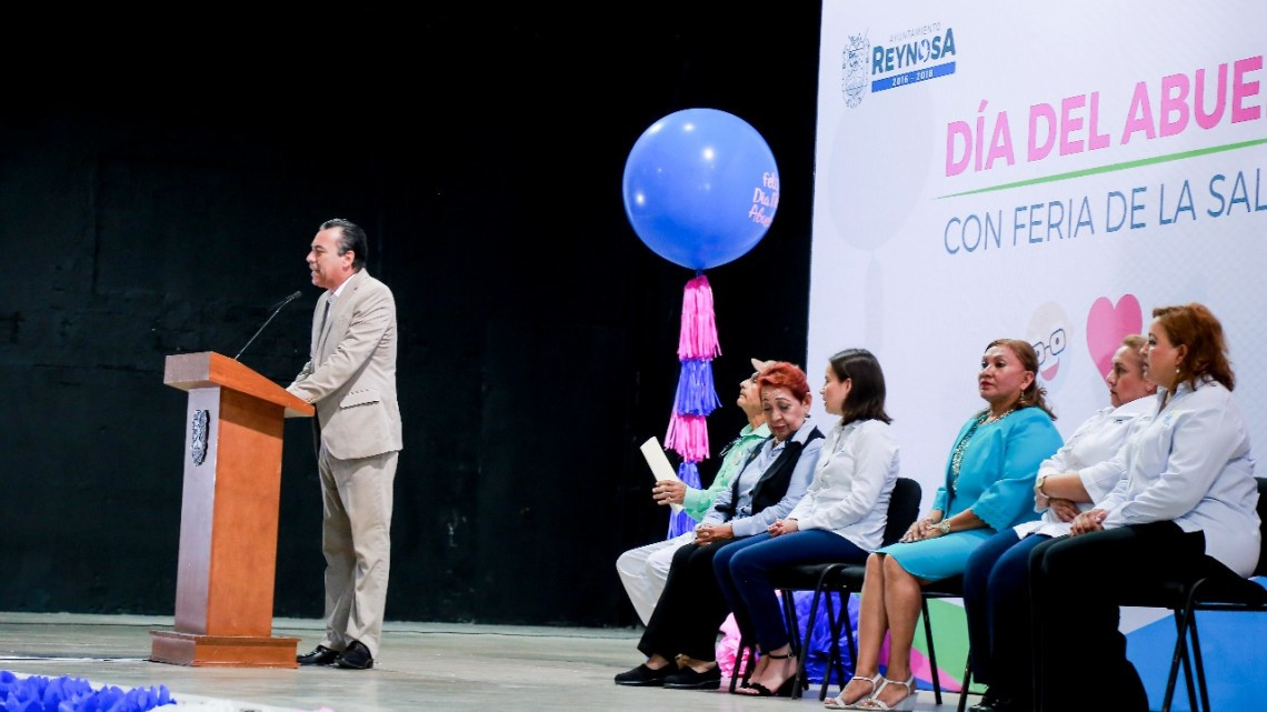 Más de 300 mil abuelitos beneficiados con feria de la salud