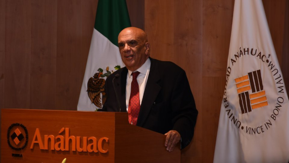 Concede España condecoración a diplomático mexicano Alberto Lozoya