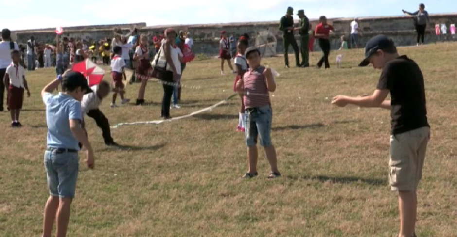 Pequeños cubanos piden fin al embargo estadounidense