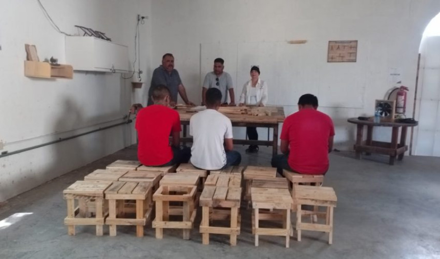 Adolescentes en externamiento elaboran y donan sillas a infancias en condición de migración