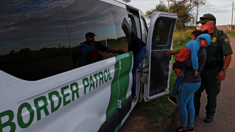 Migrantes detenidos en EU podrían ser vacunados contra el COVID-19