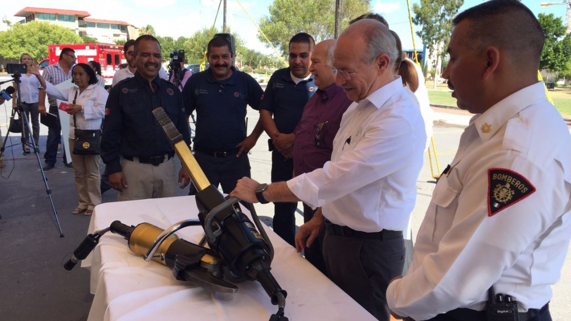 Celebran bomberos su día con exhibición en Matamoros