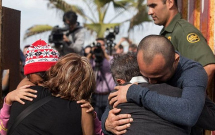 Juez descarta que Trump viole derechos al separar familias migrantes