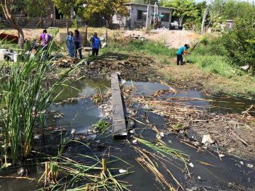 En labor coordinada colonos y Municipio limpian dren La Escondida