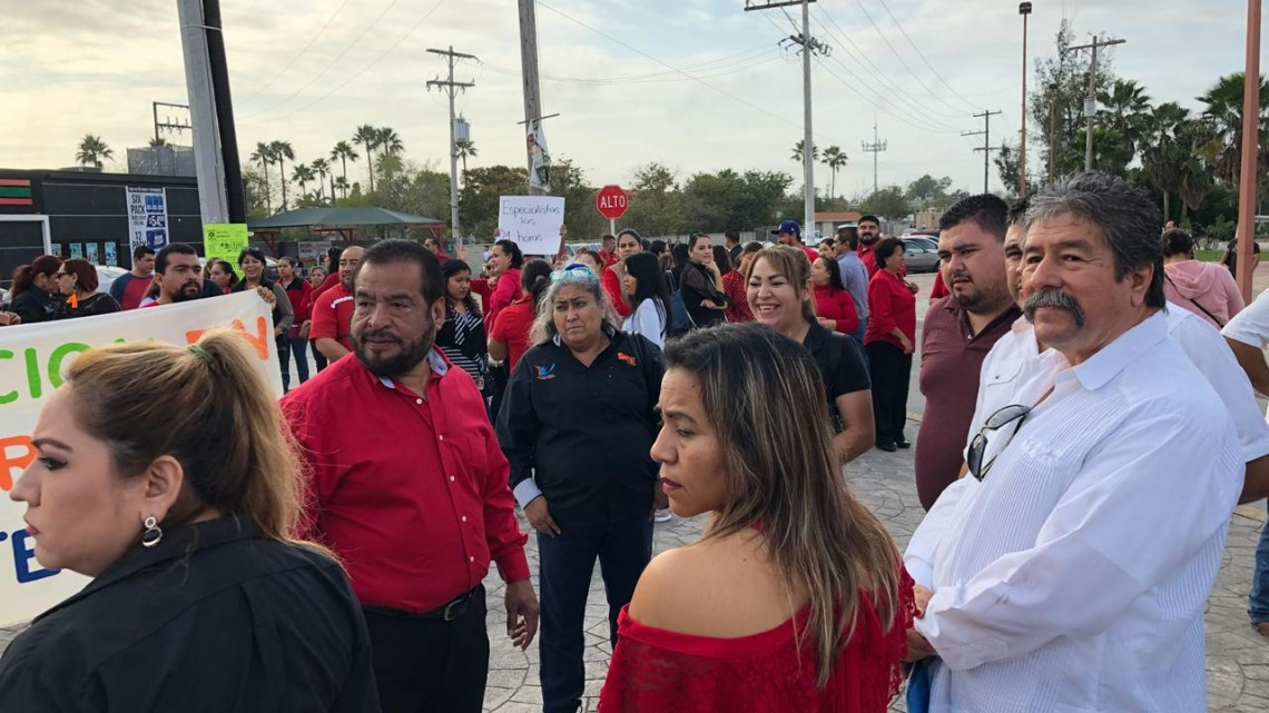 Se manifiestan maestros afuera del ISSSTE Matamoros 