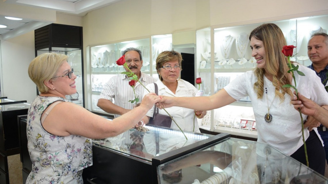 Alcaldesa felicita a las mamás y entrega obsequios