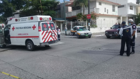 Taxista se pasa alto choca y mata a pasajera