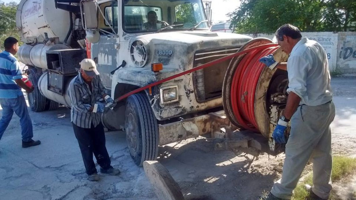 Comapa trabaja con equipo vactor
