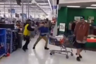 Hombre escupe a empleado de supermercado y termina noqueado