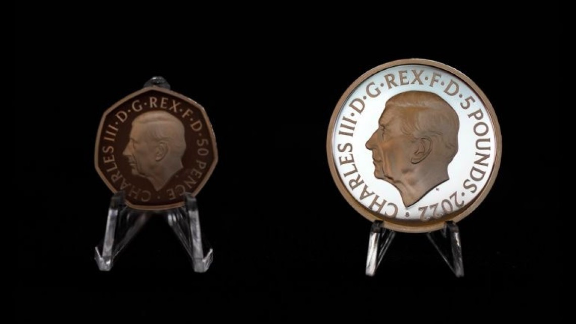 Presentan primeras monedas con el retrato del rey Carlos III