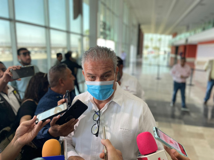 Buscan cubrir demanda de médicos especialistas con cubanos 