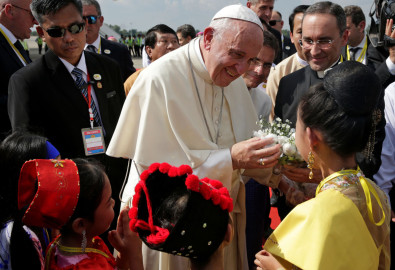 Papa Francisco llega a Myanmar
