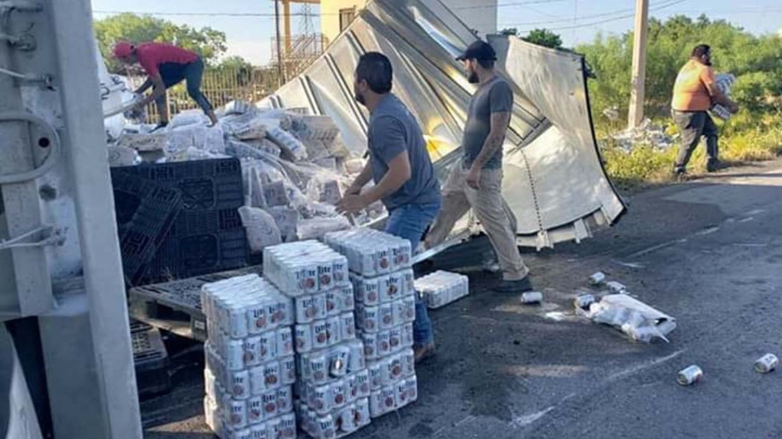 Pobladores roban cervezas de camión volcado en Nuevo Laredo