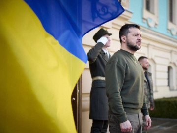 Promete Zelenski luchar por victoria de Ucrania tras un año de guerra con Rusia