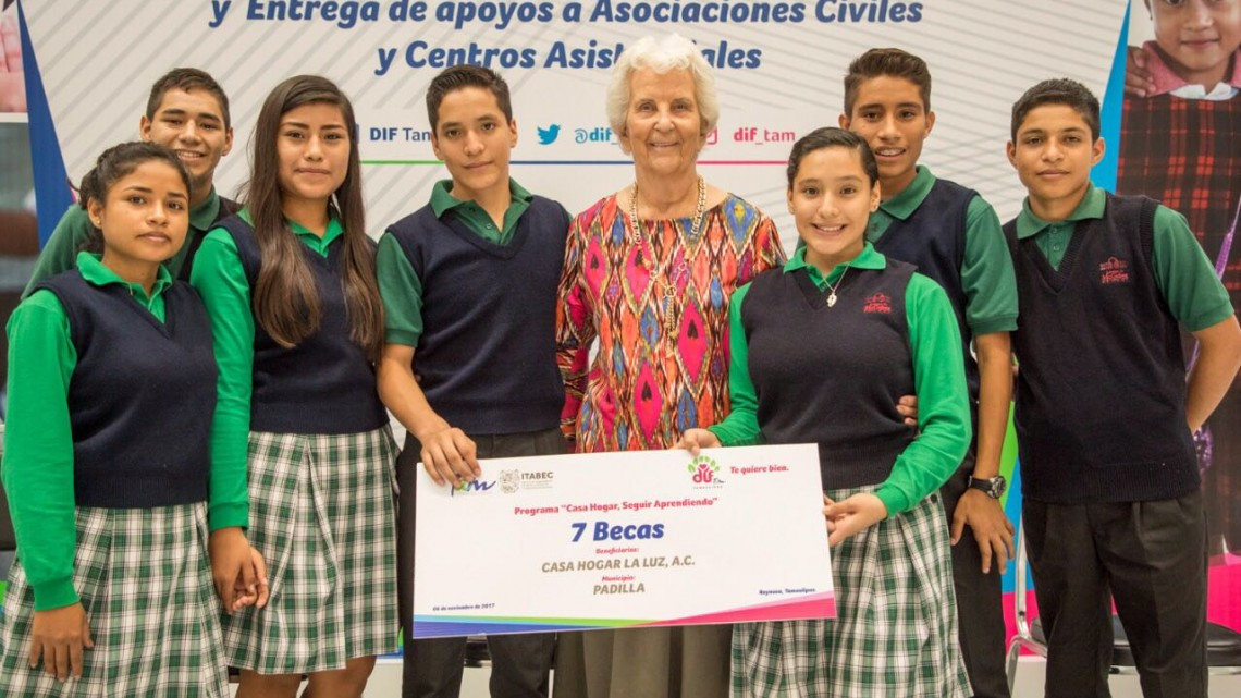 DIF Tamaulipas entrega becas y apoyos