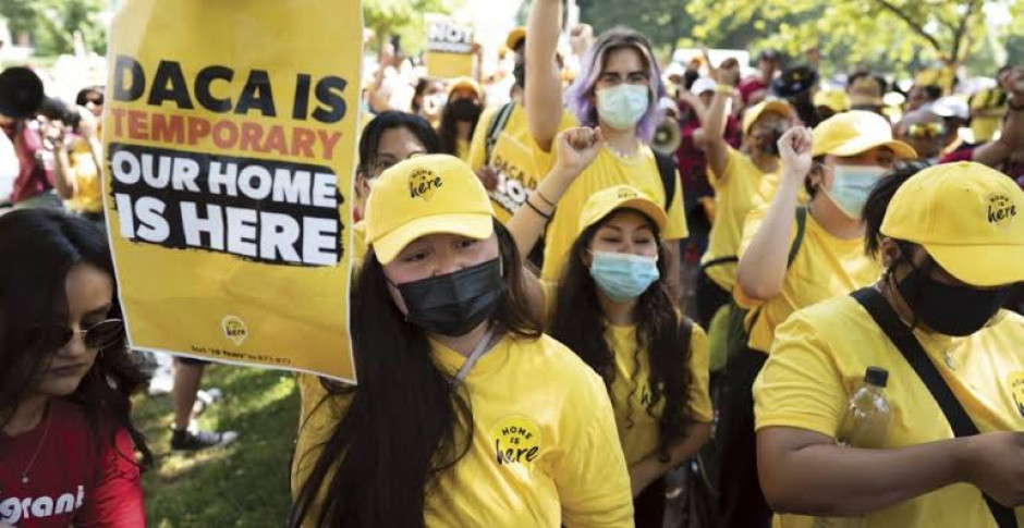 Juez avala que programa DACA continúe temporalmente