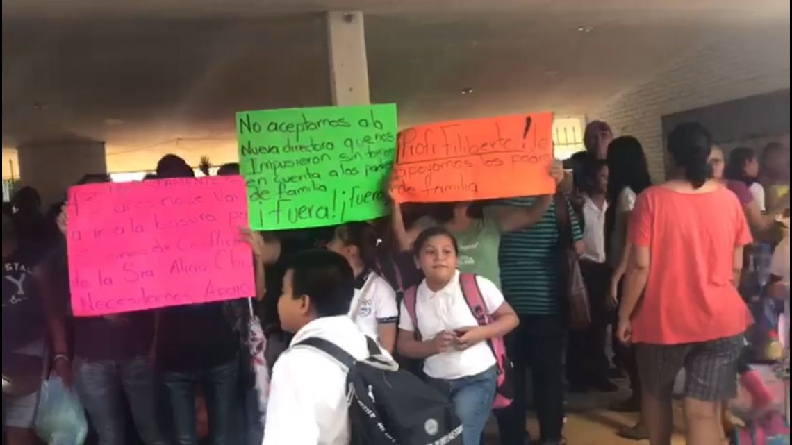 Mamás arman zafarrancho para defender a director destituido