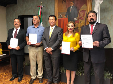Entrega alcalde nombramientos a nuevos funcionarios públicos 