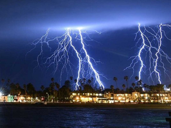 Tormenta eléctrica azota a California