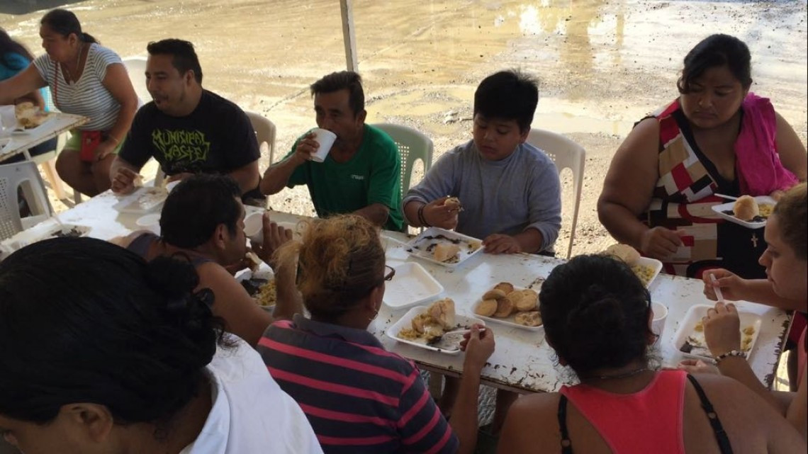 Continúan brindando alimento caliente para los damnificados
