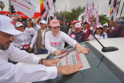 De corazón se suma a mega pegoteo miles de neolaredenses a campaña de Carmen Lilia Canturosas