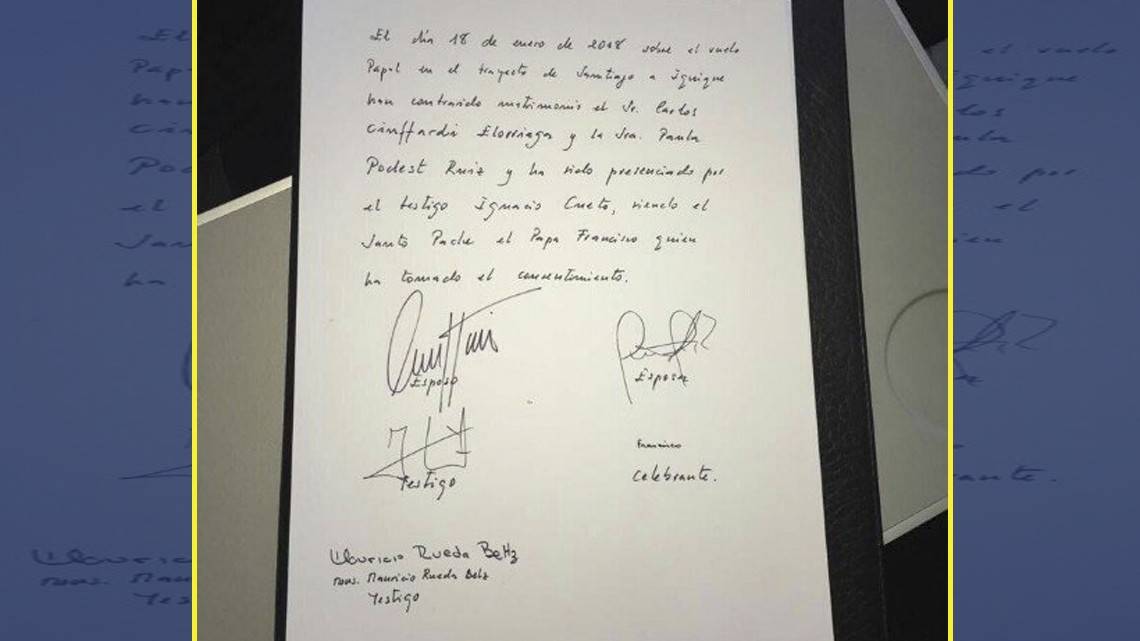 El papa Francisco casó a una pareja de tripulantes en pleno vuelo 