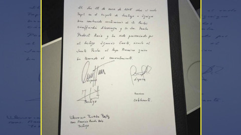 El papa Francisco casó a una pareja de tripulantes en pleno vuelo 