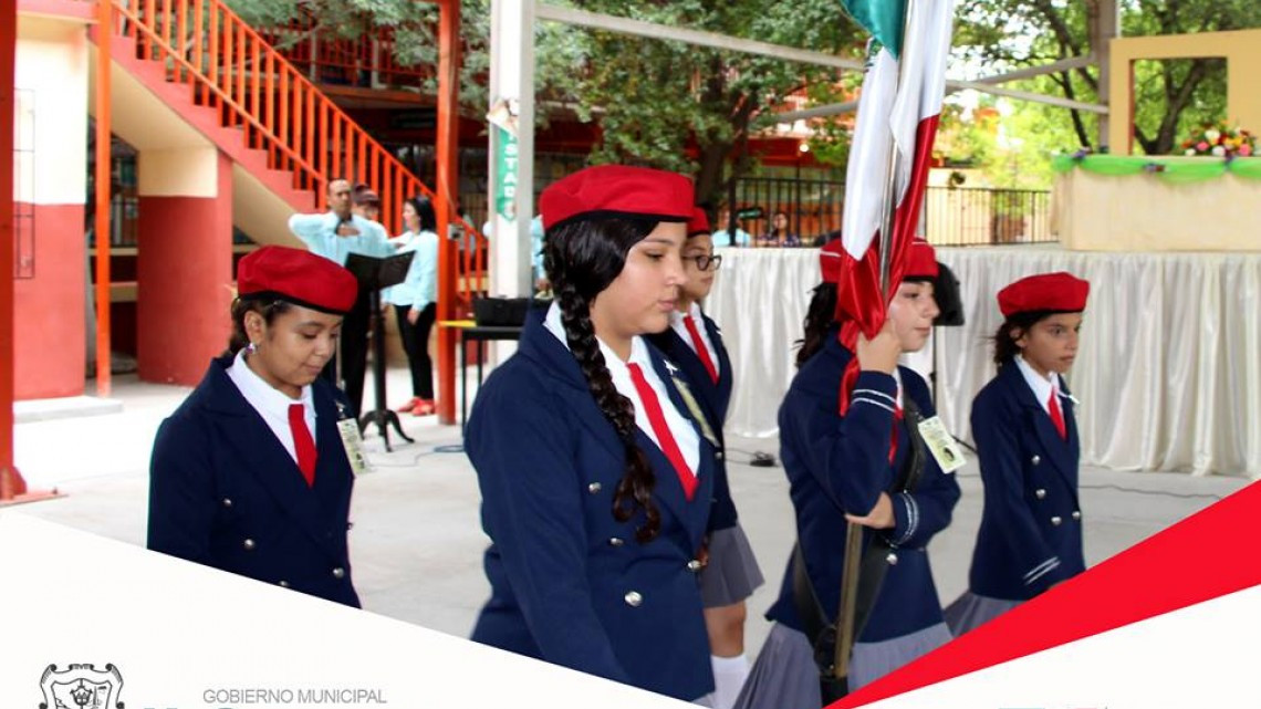 Acude alcaldesa a graduación de escuela primaria