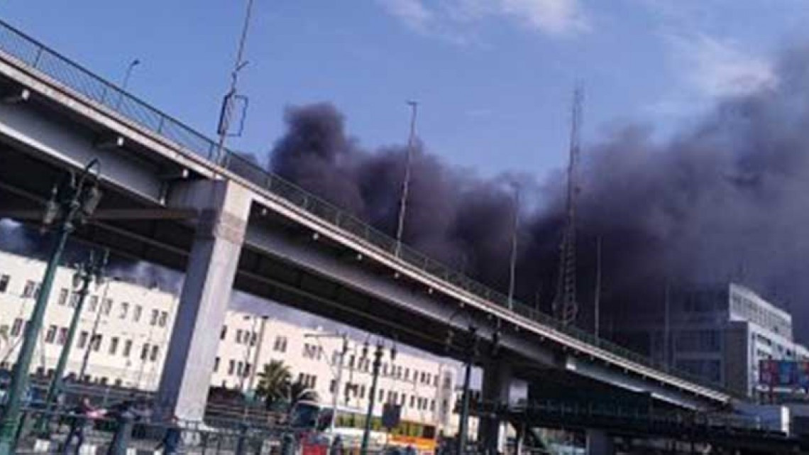 Al menos 20 muertos por un incendio en una estación de tren en Cairo