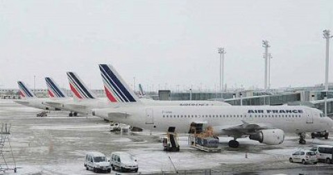 Cancelan 200 vuelos por nevada en aeropuerto parisino 