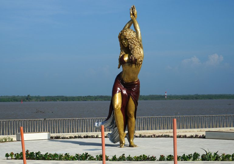 Develan estatua gigante de Shakira en Barranquilla 